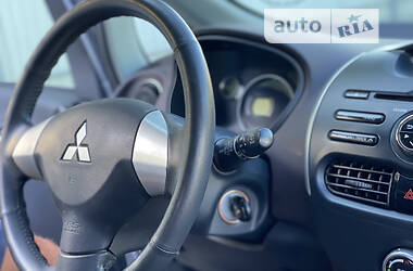 Хэтчбек Mitsubishi i-MiEV 2012 в 