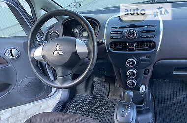 Хэтчбек Mitsubishi i-MiEV 2012 в 
