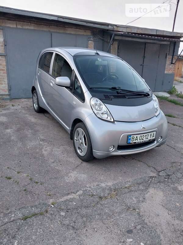 Хэтчбек Mitsubishi i-MiEV 2016 в 