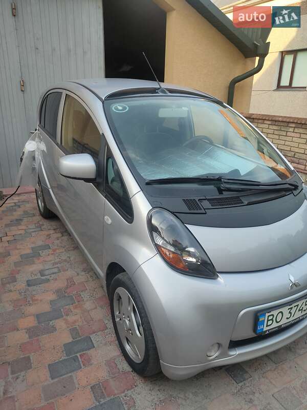 Хэтчбек Mitsubishi i-MiEV 2012 в 