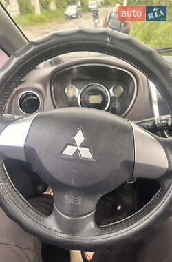 Хэтчбек Mitsubishi i-MiEV 2011 в 