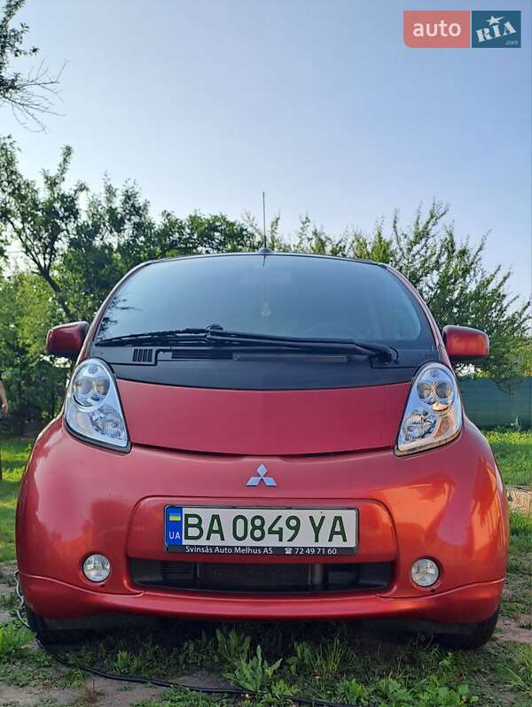 Хэтчбек Mitsubishi i-MiEV 2015 в 