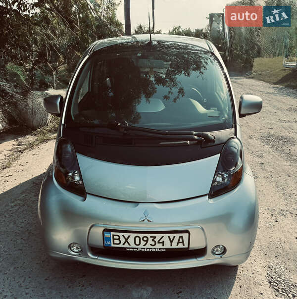 Хэтчбек Mitsubishi i-MiEV 2011 в 