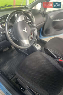 Хэтчбек Mitsubishi i-MiEV 2011 в 