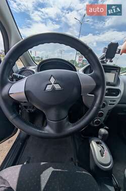 Хэтчбек Mitsubishi i-MiEV 2011 в 
