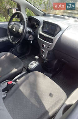Хэтчбек Mitsubishi i-MiEV 2011 в 