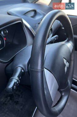 Хэтчбек Mitsubishi i-MiEV 2011 в 
