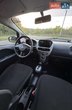 Хэтчбек Mitsubishi i-MiEV 2011 в 