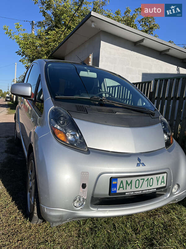 Хэтчбек Mitsubishi i-MiEV 2011 в 