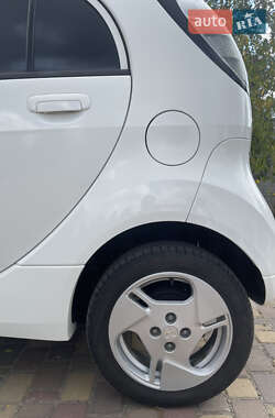 Хэтчбек Mitsubishi i-MiEV 2011 в 