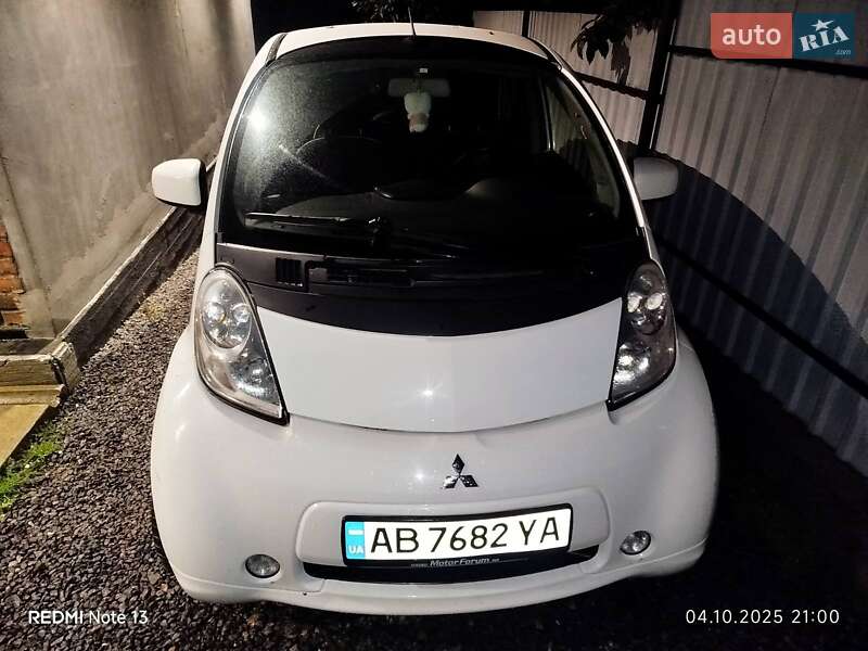 Хэтчбек Mitsubishi i-MiEV 2013 в 