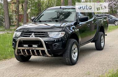 Внедорожник / Кроссовер Mitsubishi L 200 2013 в Киеве