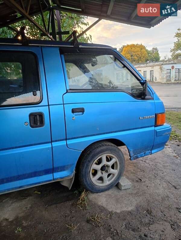 Мінівен Mitsubishi L 300 1988 в 