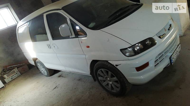 Вантажопасажирський фургон Mitsubishi L 400 1999 в Чернівцях
