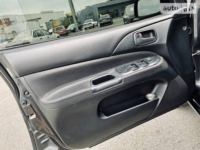 Седан Mitsubishi Lancer 2004 в Дніпрі