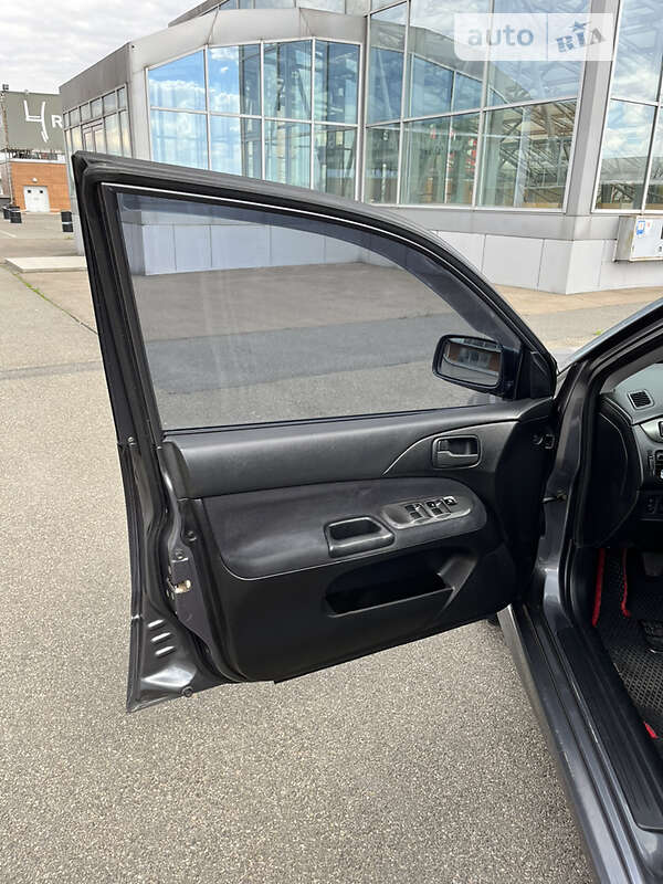 Седан Mitsubishi Lancer 2006 в Корце