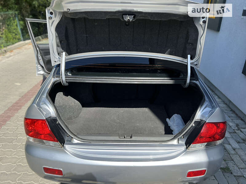 Седан Mitsubishi Lancer 2005 в Черновцах