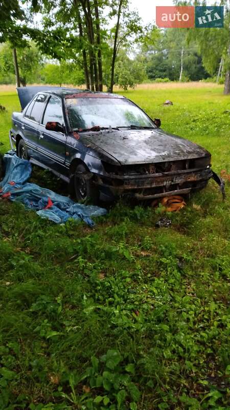 Седан Mitsubishi Lancer 1990 в Звягеле