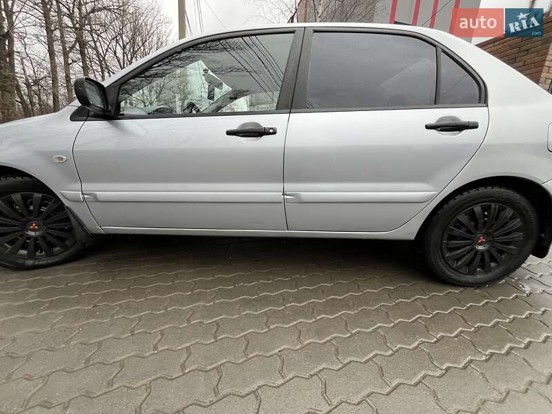 Седан Mitsubishi Lancer 2005 в Черновцах