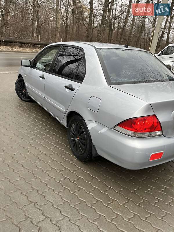 Седан Mitsubishi Lancer 2005 в Черновцах
