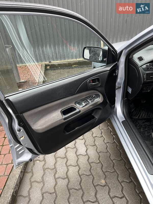 Седан Mitsubishi Lancer 2005 в Черновцах