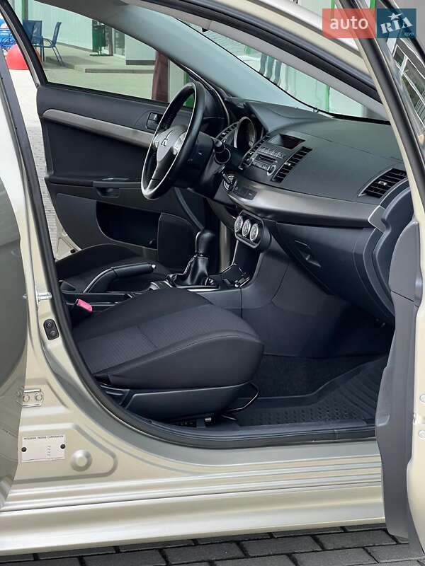 Седан Mitsubishi Lancer 2009 в Киеве