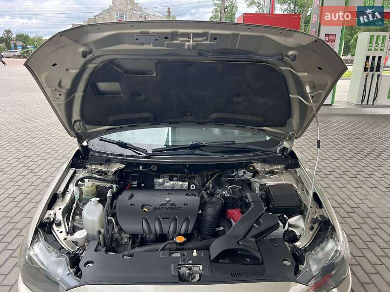 Седан Mitsubishi Lancer 2009 в Киеве
