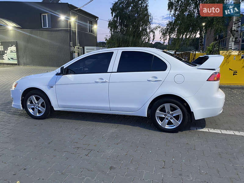 Седан Mitsubishi Lancer 2010 в Чернівцях
