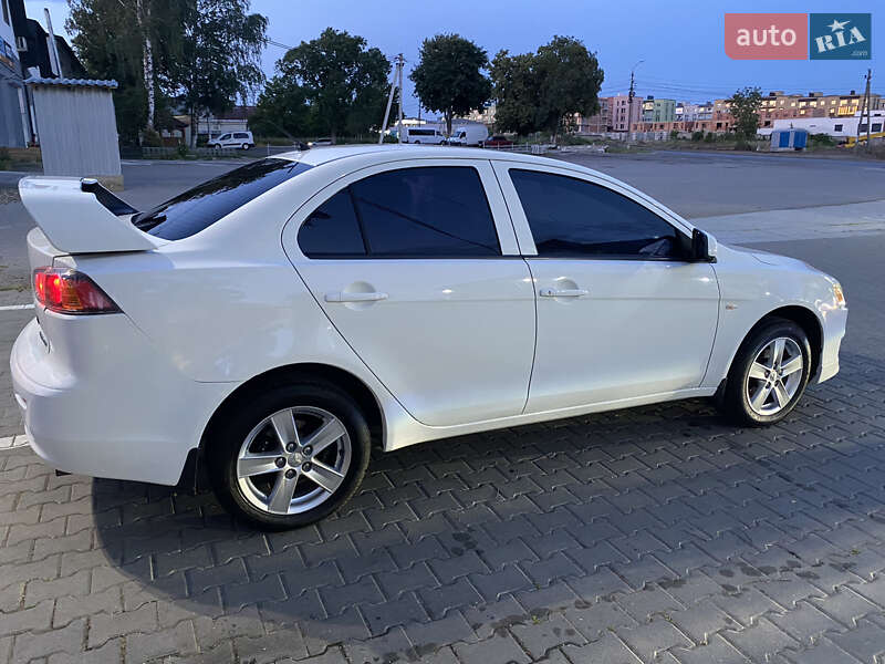 Седан Mitsubishi Lancer 2010 в Чернівцях