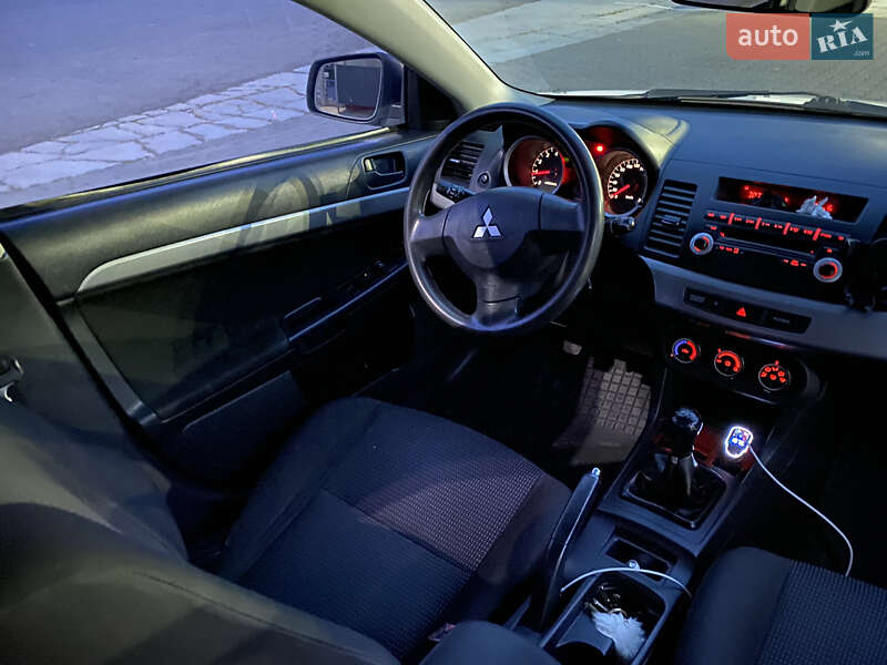 Седан Mitsubishi Lancer 2010 в Чернівцях