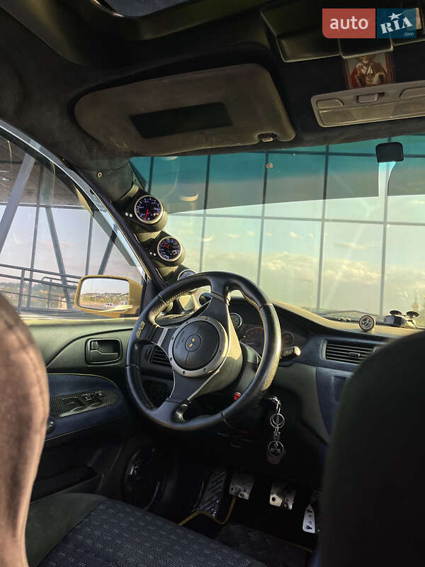Седан Mitsubishi Lancer 2004 в Черновцах