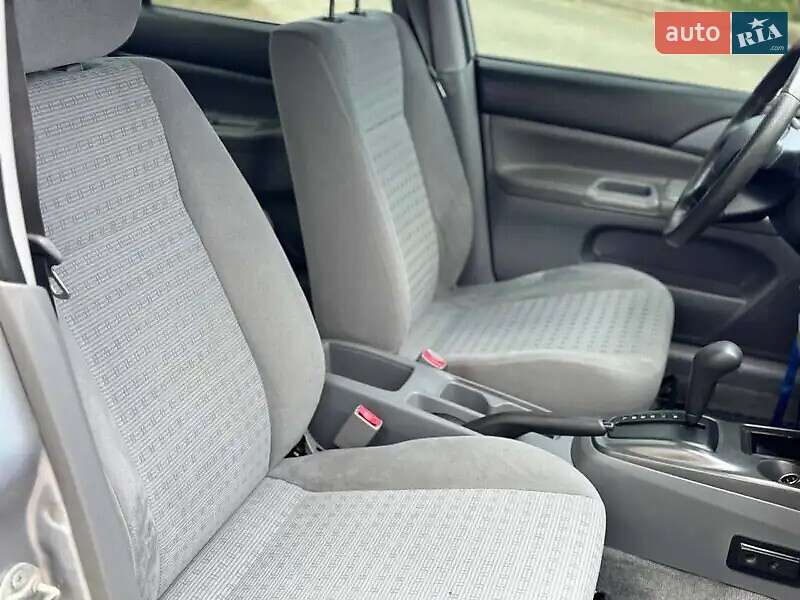Седан Mitsubishi Lancer 2004 в Києві