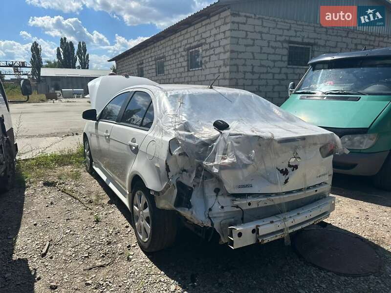 Седан Mitsubishi Lancer 2015 в Остроге