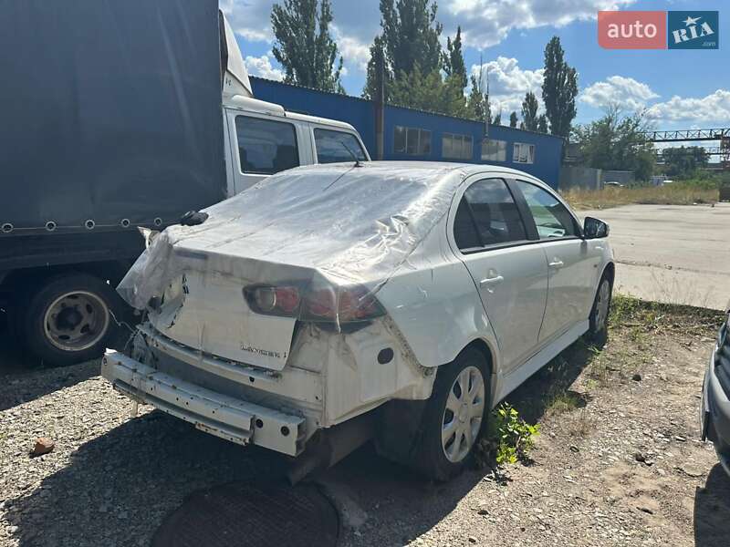 Седан Mitsubishi Lancer 2015 в Остроге