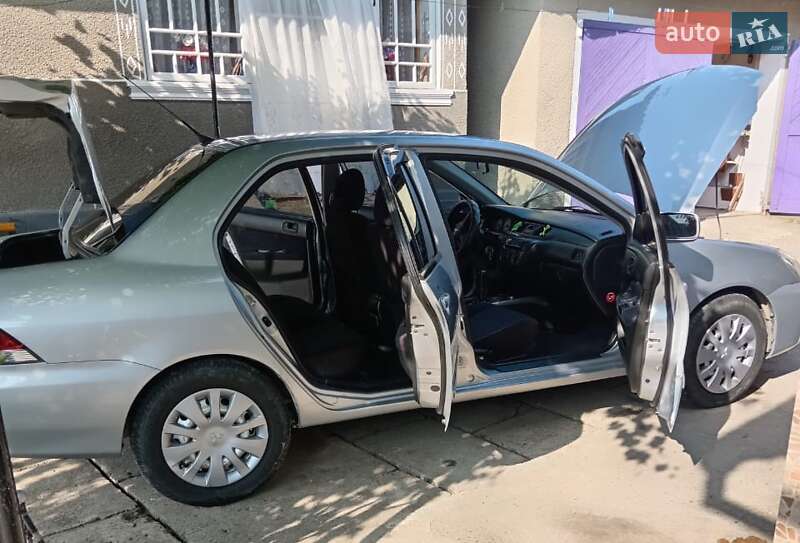 Седан Mitsubishi Lancer 2006 в Черновцах