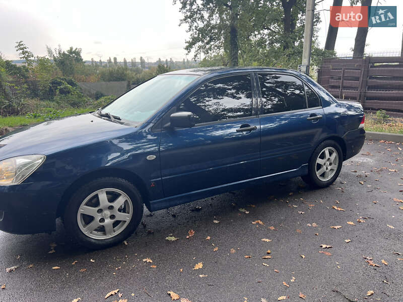 Седан Mitsubishi Lancer 2004 в Киеве