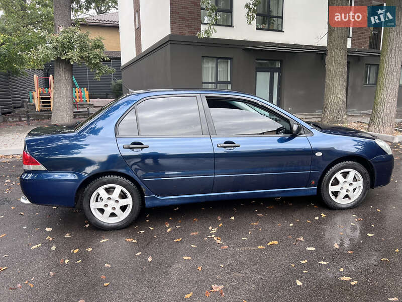 Седан Mitsubishi Lancer 2004 в Киеве
