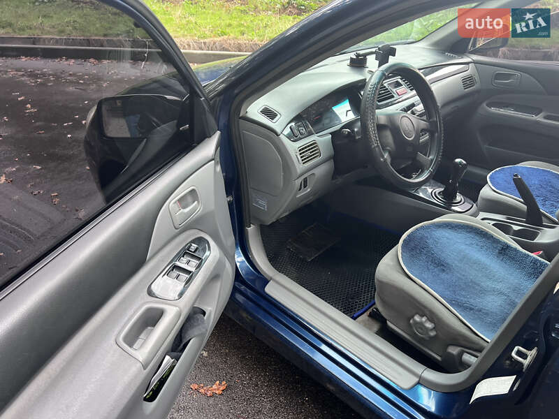 Седан Mitsubishi Lancer 2004 в Киеве