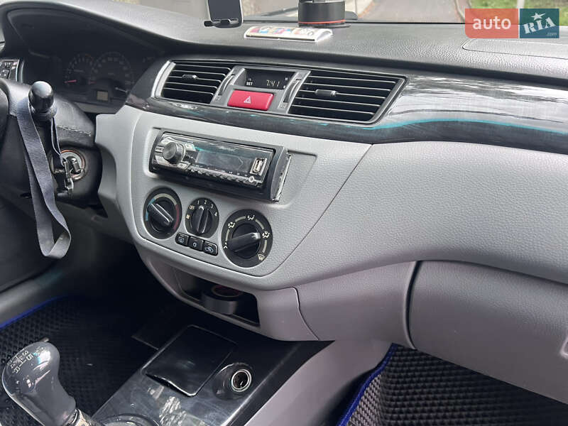 Седан Mitsubishi Lancer 2004 в Киеве