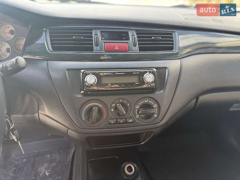 Седан Mitsubishi Lancer 2005 в Звягеле