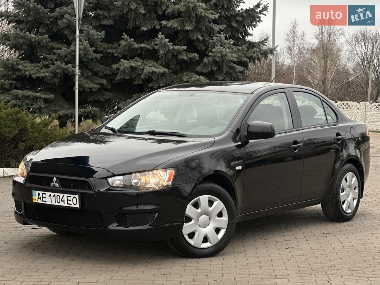 ЕКСКЛЮЗИВНИЙ СТАН!!
Офіціал!! Куплена в офіційного дилера в Дніпрі! ТОВ "НІКО ДНІПРО"! Один власник за весь час експлуатації!
з оригінальним пробігом 111 тис. км.
будь-які перевірки!!!!
Автомобіль у заводському фарбуванні! (Додам фотографії з товщиноміром)
Так само, прикріплю фото стану днища автомобіля!
Усі скла рідні, включно з лобовим склом (без тріщин і сколів), Салон в ідеальному стані, нічого не перешито!! Все в оригіналі!Чохли були натягнуті одразу після покупки!
Машинка хороша, для себе і сім'ї. Повністю обслужена і вкладень не потребує. Машина без ДТП! Змінювалося все за регламентом!
-Нещодавно була заміна сайлентблоків передніх ричагів (їхнє слабке місце)
-Ремінь ГРМ з роликами
-масло в двигуні було замінено на 106 тисячах км.

У деяких місцях в салоні зберігся заводський поліетилен, а також заводська бронеплівка по кузову (вразливі місця).
Два ключі!
Гарна музика, з ГУРом, ABS, кондиціонер, всі склопідйомники електро, підігрів сидінь.
Два комплекти абсолютно нової гуми!
Літо - Continental
Зима -Torque

Можна розписувати довго про технічне обслуговування цього автомобіля.
У Автомобіля були дуже якісні поїздки (Масло міняли не по пробігу, а по часу).
По трасі автомобіль не їздив!
Можу пригнати автомобіль за домовленістю!
Будь-які перевірки на СТО тільки вітаються!