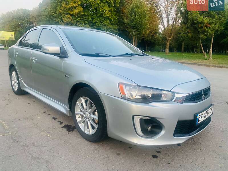 Седан Mitsubishi Lancer 2015 в Ровно