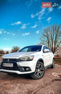 Внедорожник / Кроссовер Mitsubishi Outlander Sport 2016 в Херсоне