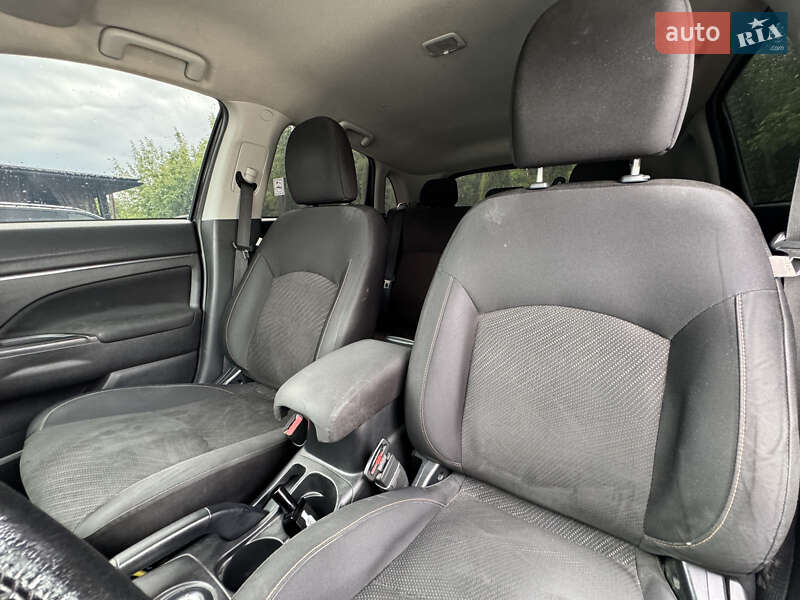 Внедорожник / Кроссовер Mitsubishi Outlander Sport 2015 в Ровно