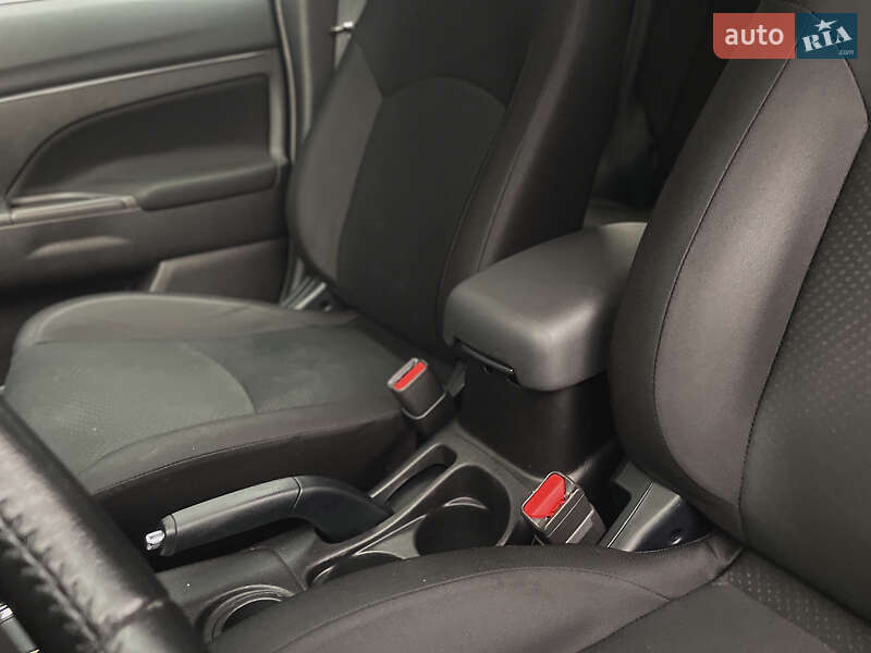 Внедорожник / Кроссовер Mitsubishi Outlander Sport 2015 в Киеве