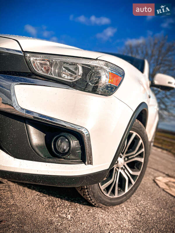 Позашляховик / Кросовер Mitsubishi Outlander Sport 2016 в Херсоні