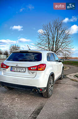 Внедорожник / Кроссовер Mitsubishi Outlander Sport 2016 в 