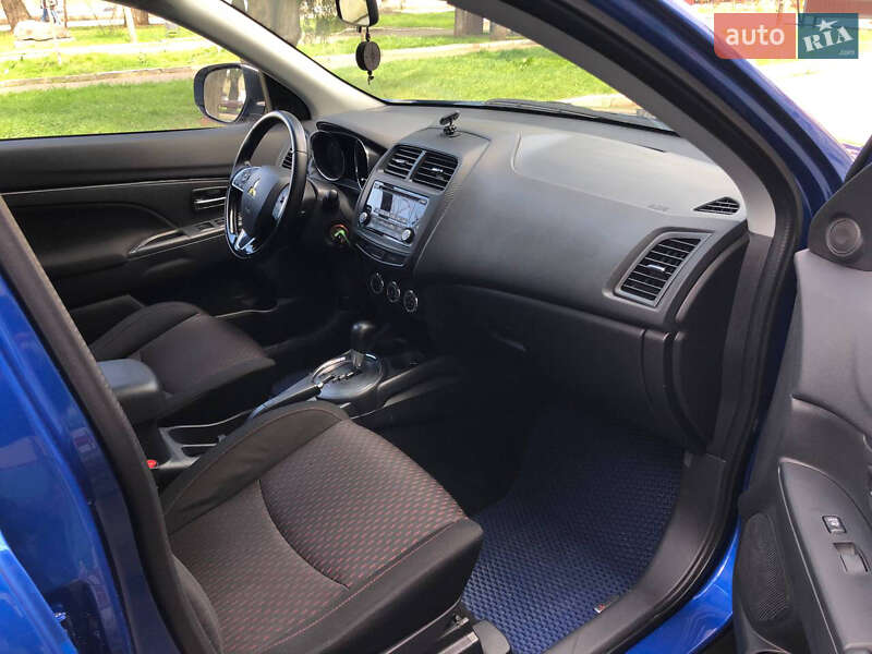 Внедорожник / Кроссовер Mitsubishi Outlander Sport 2016 в Николаеве