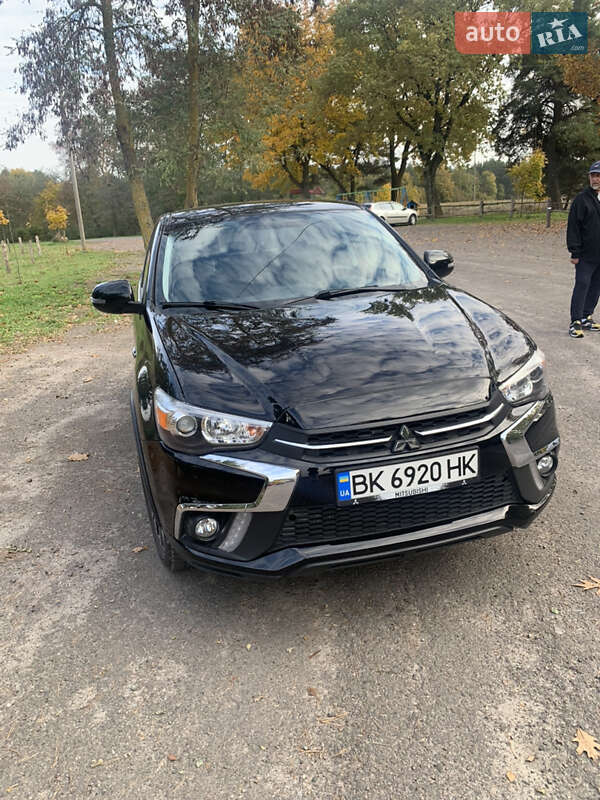 Позашляховик / Кросовер Mitsubishi Outlander Sport 2018 в 