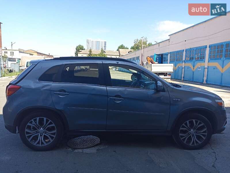 Внедорожник / Кроссовер Mitsubishi Outlander Sport 2017 в Киеве